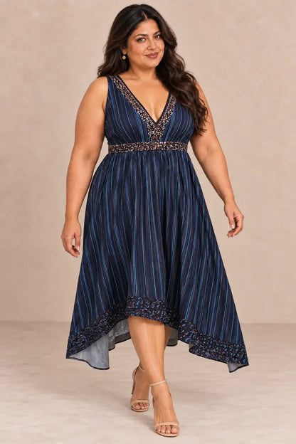 Modelo morena de talla 3XL luciendo el Vestido Cashia León azul marino.