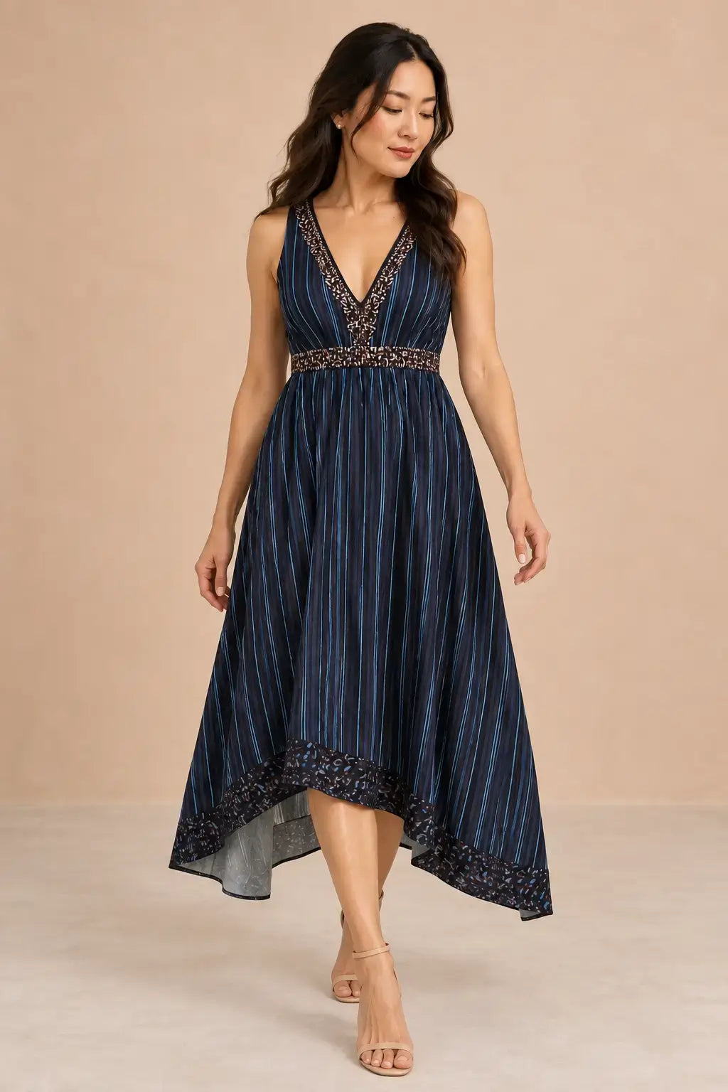 Modelo de talla L luciendo el Vestido Cashia León azul marino en una pose dinámica.