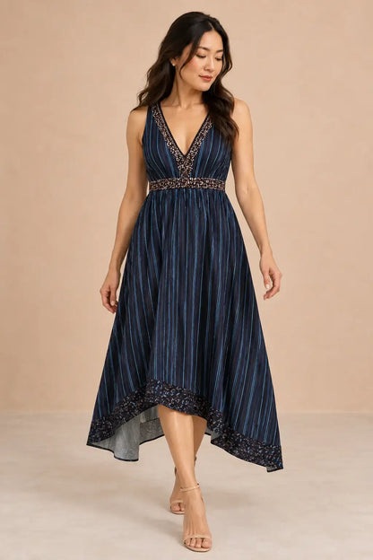 Modelo de talla L luciendo el Vestido Cashia León azul marino en una pose dinámica.