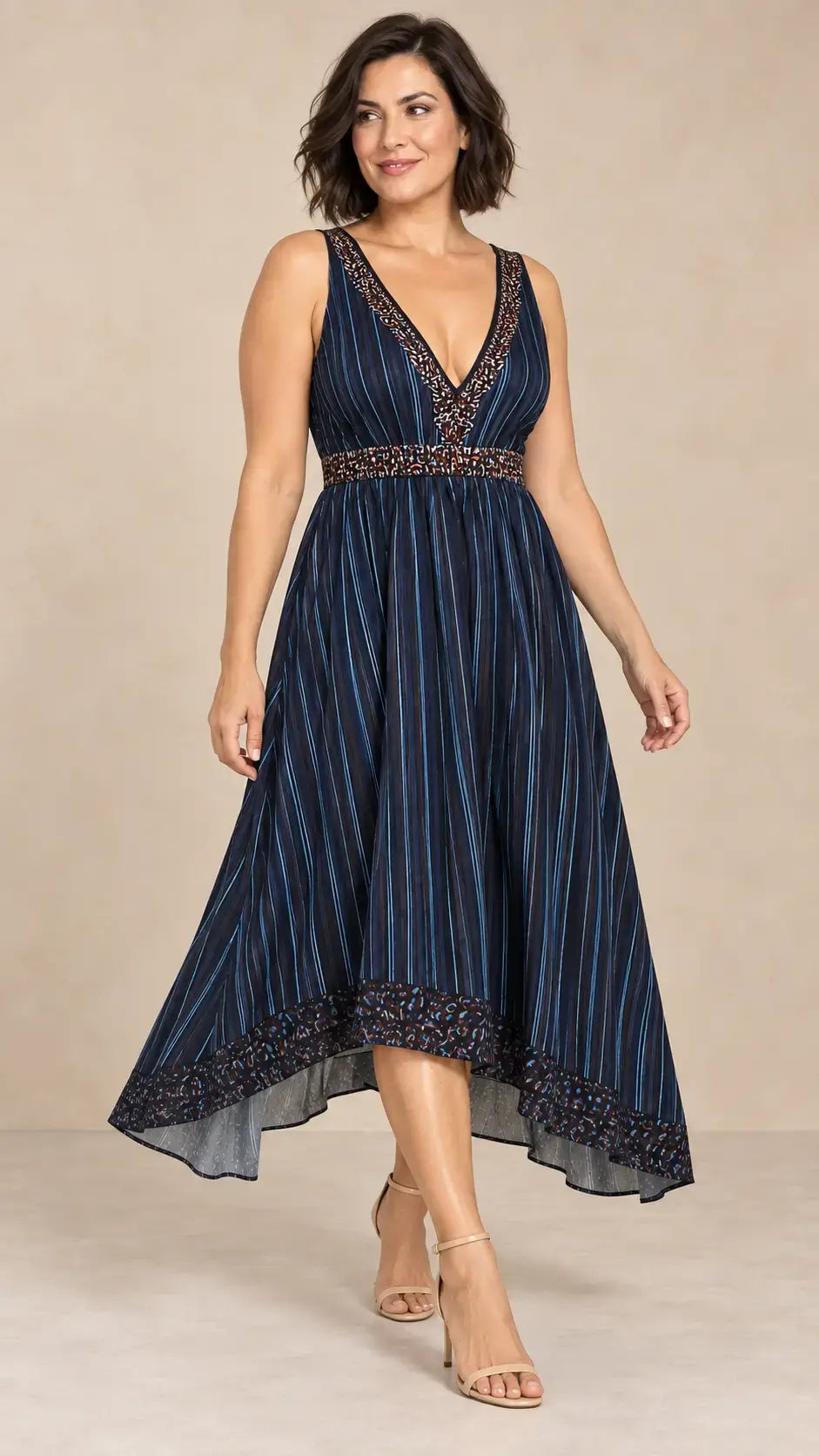 Modelo de talla M con corte bob luciendo el Vestido Cashia León azul marino.