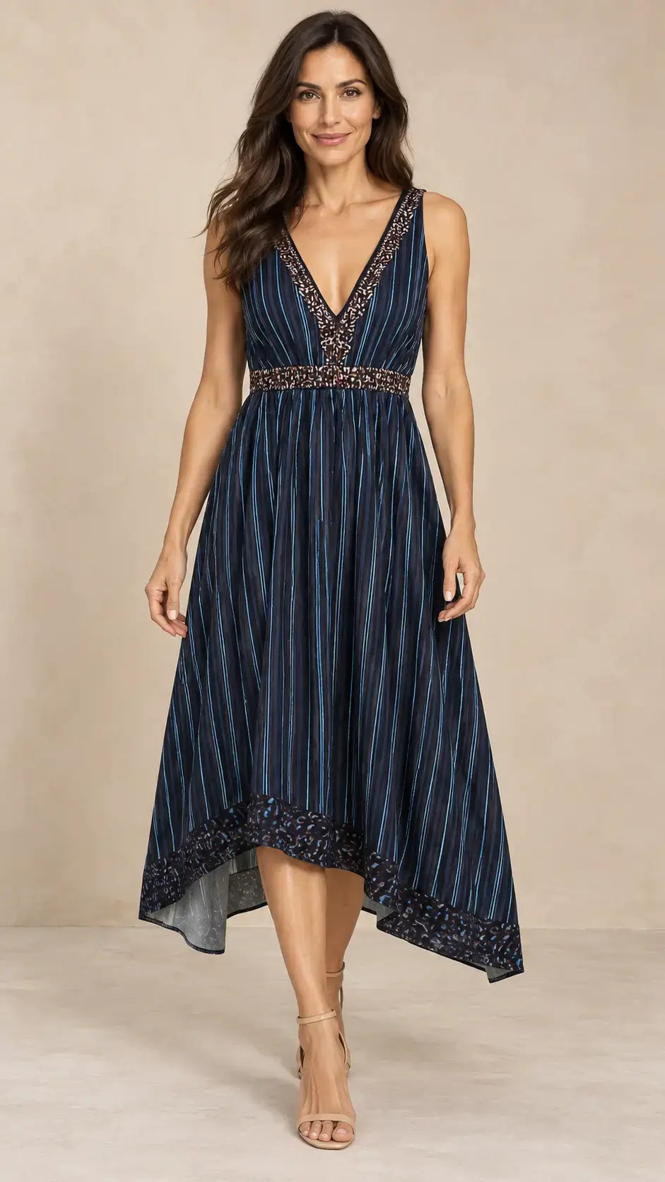 Modelo morena con Vestido Cashia León azul marino en talla S, vista frontal de cuerpo entero.