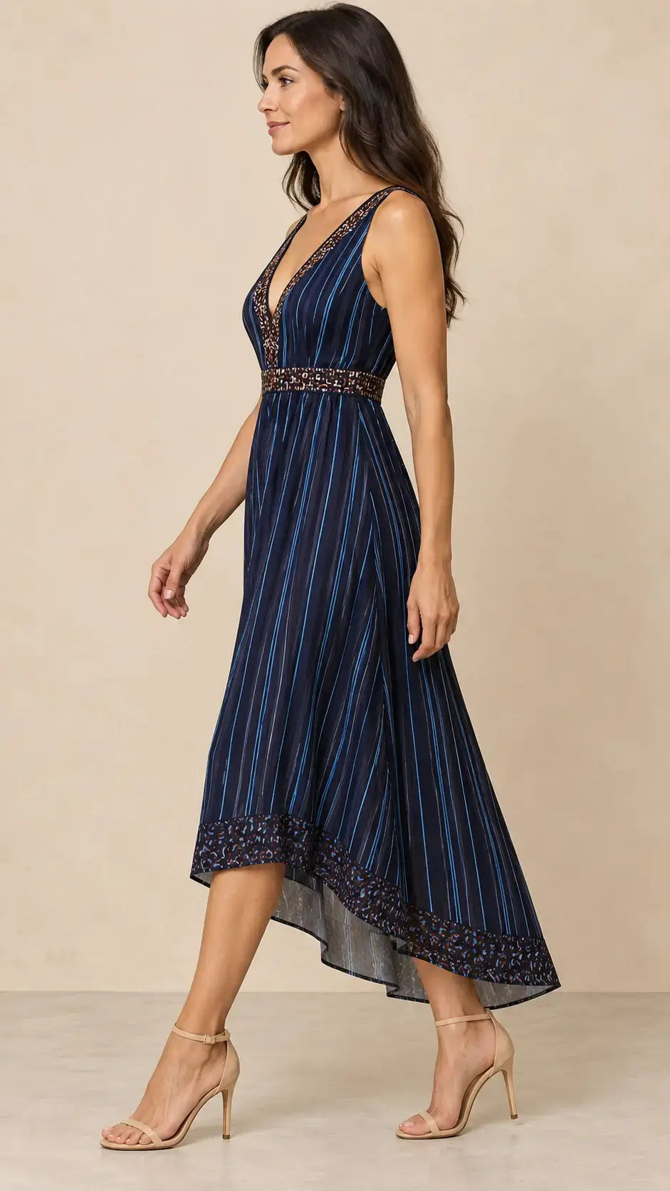 Vestido Cashia León azul marino en talla S, vista lateral sobre fondo nude.