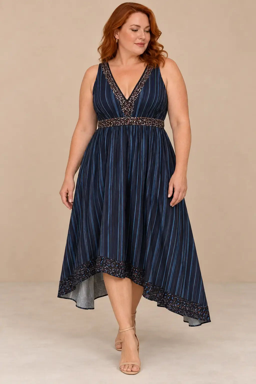 Modelo de talla XL luciendo el Vestido Cashia León azul marino en una pose dinámica.