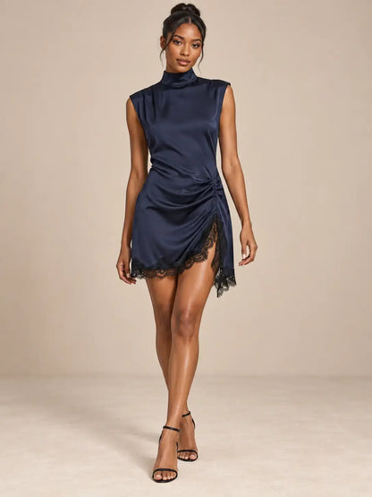 Vestido Cashia Lisboa azul marino en talla S, vista frontal principal, con modelo Cashia negra de pelo recogido.