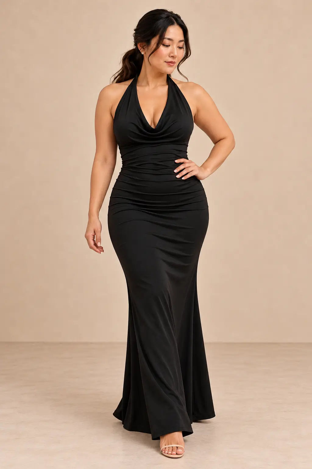 Vestido Cashia Lucerna negro, talla L, en modelo asiática con cabello suelto y mano en la cintura.