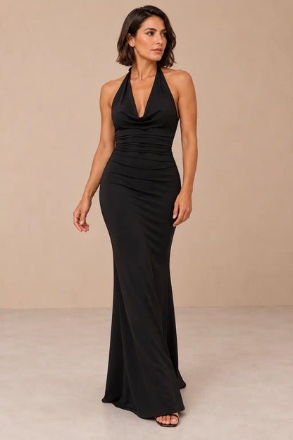 Vestido Cashia Lucerna negro, talla M, en modelo de cabello bob, con escote drapeado y cintura ajustada.