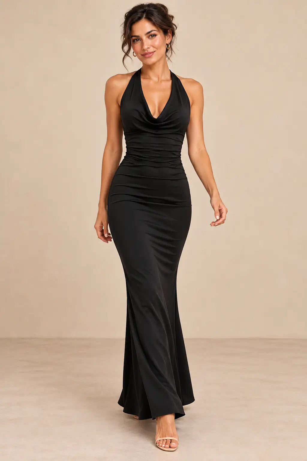 Vestido largo Cashia Lucerna negro, talla S, en modelo morena con recogido elegante y escote halter drapeado.