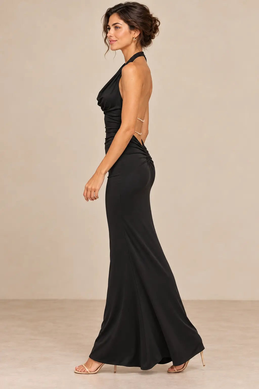 Vista de perfil del vestido Cashia Lucerna negro, talla S, con silueta ajustada y espalda descubierta.