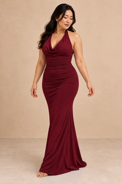 Vestido Cashia Lucerna vino tinto, talla L, en modelo asiática con cabello suelto y cintura drapeada.