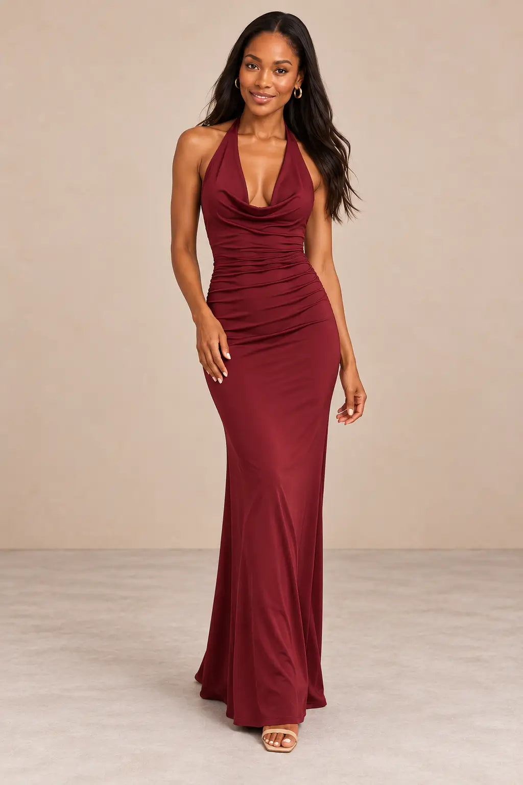 Vestido largo Cashia Lucerna vino tinto, talla S, en modelo negra con cabello suelto ondulado.
