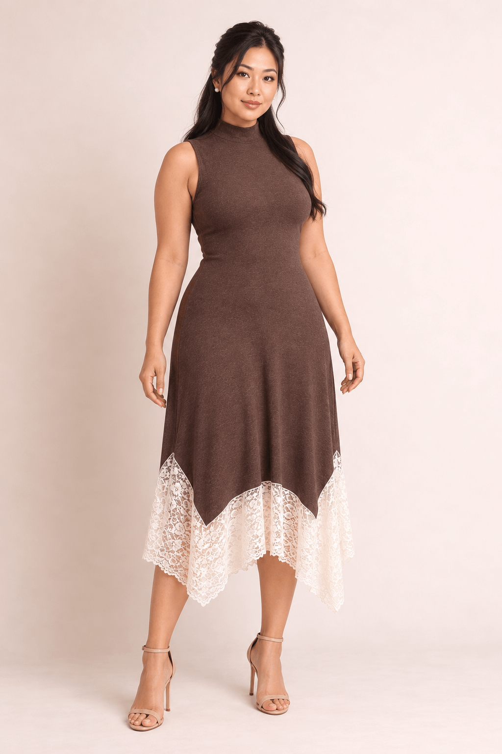 Modelo Cashia talla L con Vestido Cashia Lyon chocolate de encaje en vista de cuerpo entero.