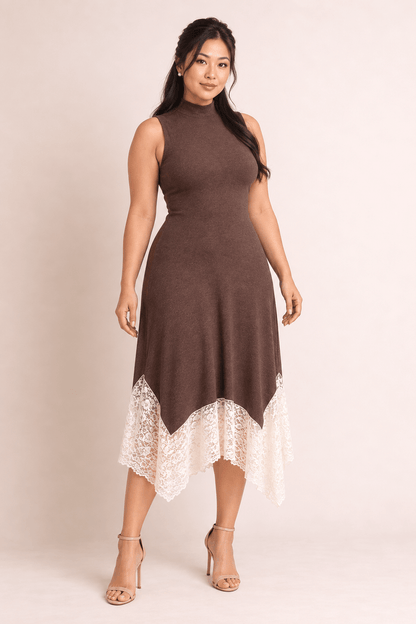 Modelo Cashia talla L con Vestido Cashia Lyon chocolate de encaje en vista de cuerpo entero.