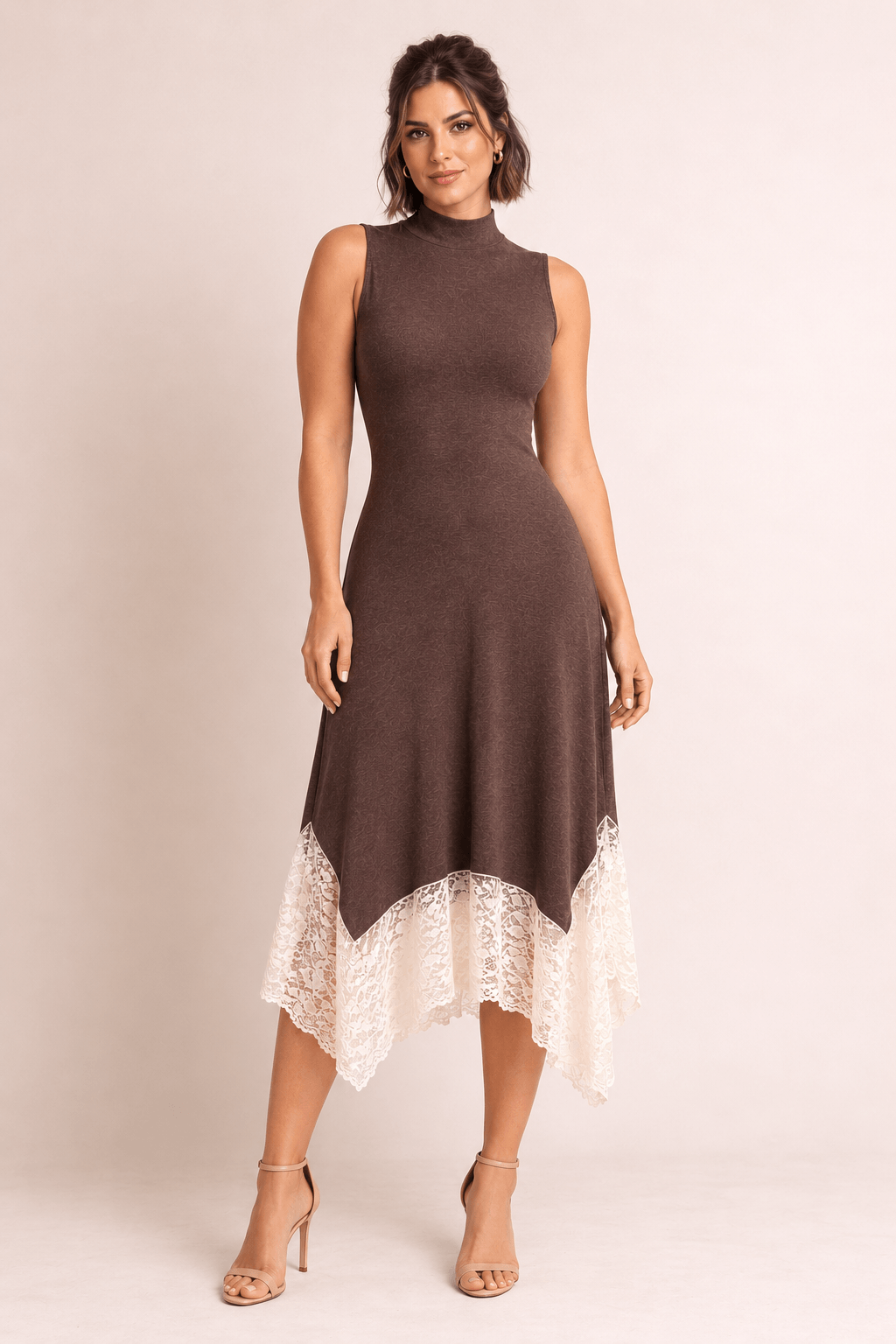 Modelo Cashia talla M con Vestido Cashia Lyon chocolate de encaje en vista de cuerpo entero.