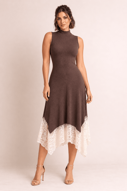 Modelo Cashia talla M con Vestido Cashia Lyon chocolate de encaje en vista de cuerpo entero.