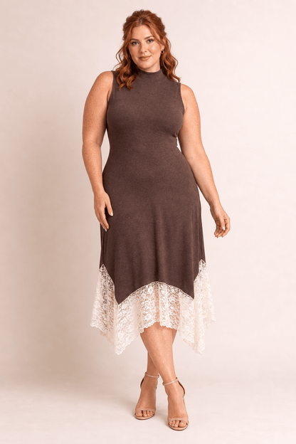 Modelo Cashia talla XL con Vestido Cashia Lyon chocolate de encaje en vista de cuerpo entero.