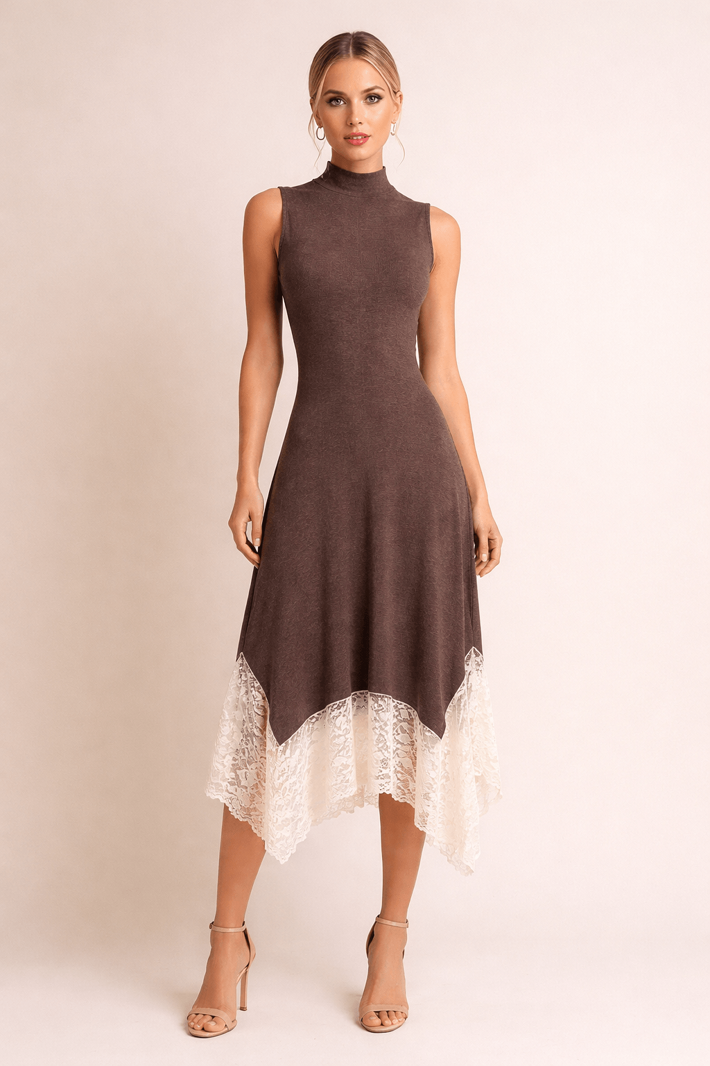 Vestido Cashia Lyon color marrón, con encaje en el bajo blanco, vista frontal de cuerpo entero