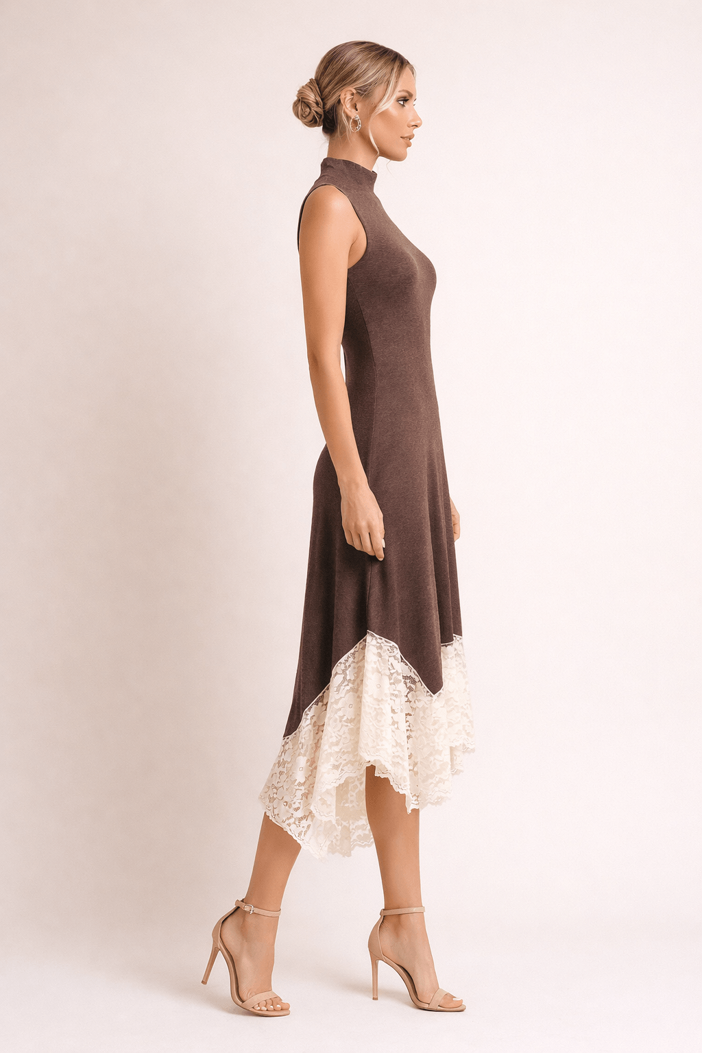 Vestido Cashia Lyon color marrón, con encaje en el bajo blanco, vista de perfil