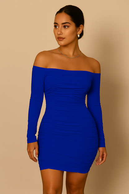 Vestido Cashia Miami, color azul, entallado y fruncido, manga larga y hombros descubiertos, con  vista frontal de medio plano