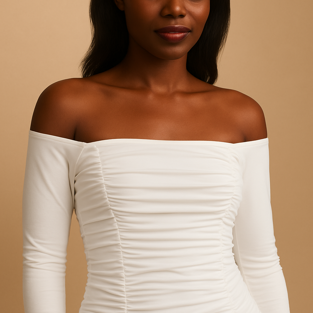 Vestido Cashia Miami, color blanco, entallado y fruncido, manga larga y hombros descubiertos, detalle del escote