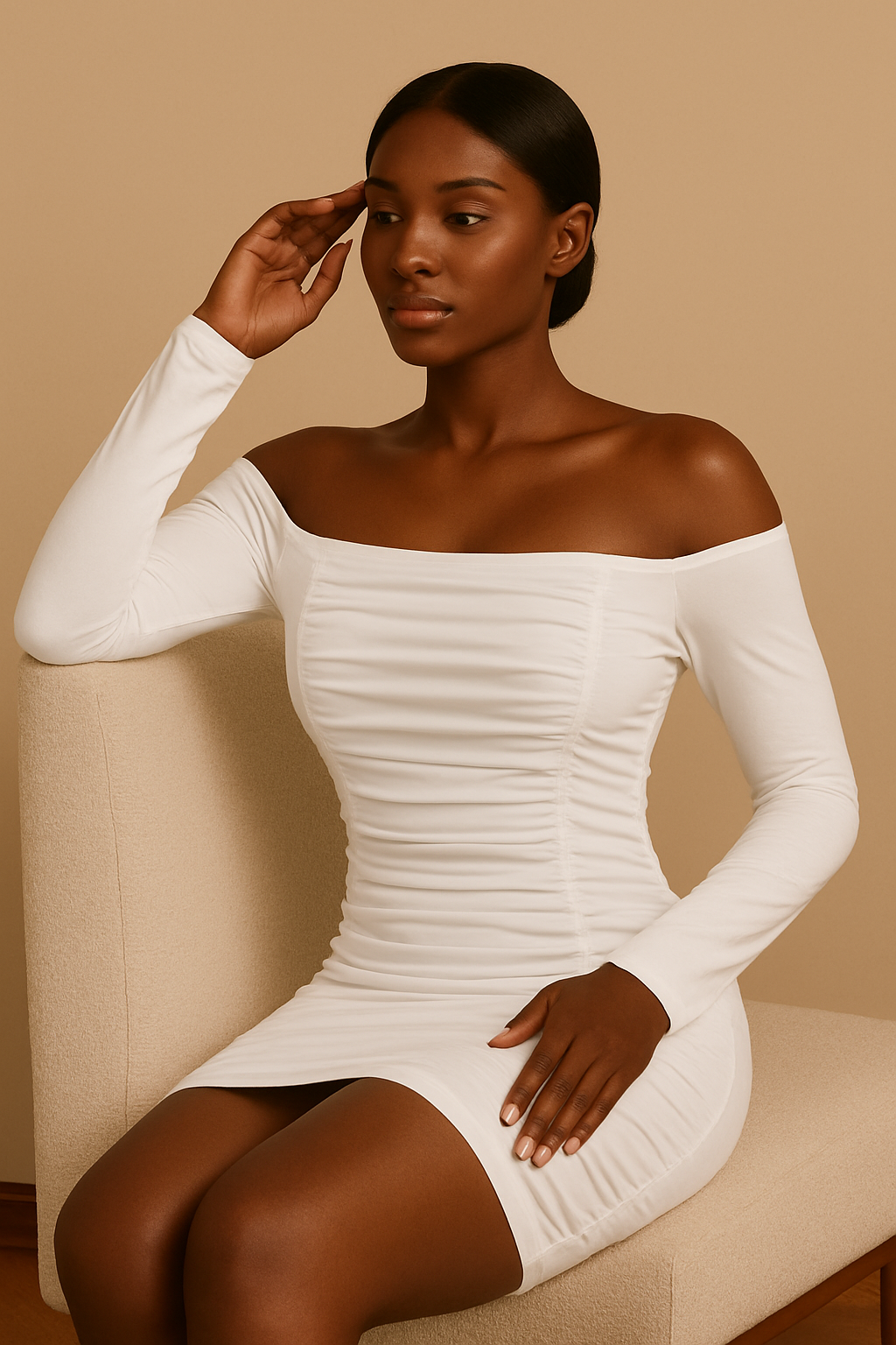 Vestido Cashia Miami, color blanco, entallado y fruncido, manga larga y hombros descubiertos, con  vista frontal, modelo sentada