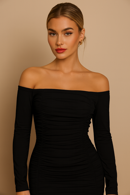 Vestido Cashia Miami, color negro, entallado y fruncido, manga larga y hombros descubiertos, con  vista frontal de medio plano