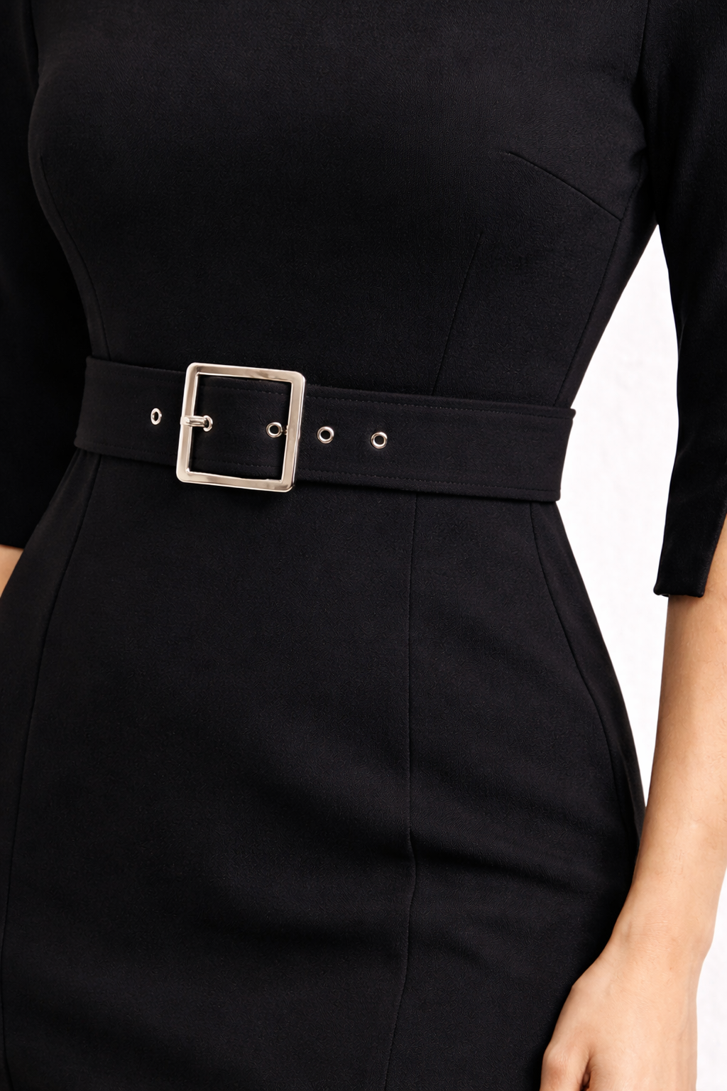 Detalle del cinturón con hebilla metálica del vestido Cashia Milán negro