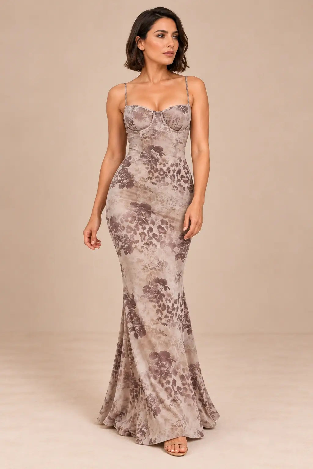 Vestido Cashia Orvieto beige estampado, talla M, sobre modelo morena de pelo corto.