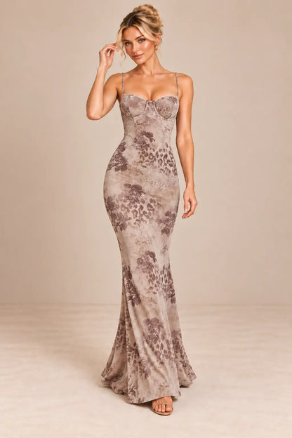 Vestido Cashia Orvieto beige estampado, talla S, vista frontal sobre modelo rubia con recogido.