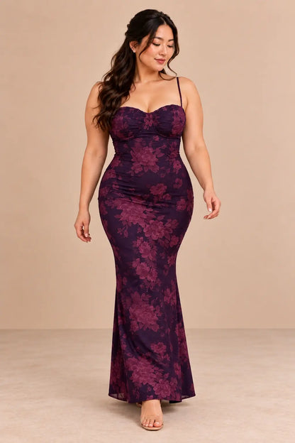 Vestido Cashia Orvieto floral oscuro, talla L, sobre modelo asiática.