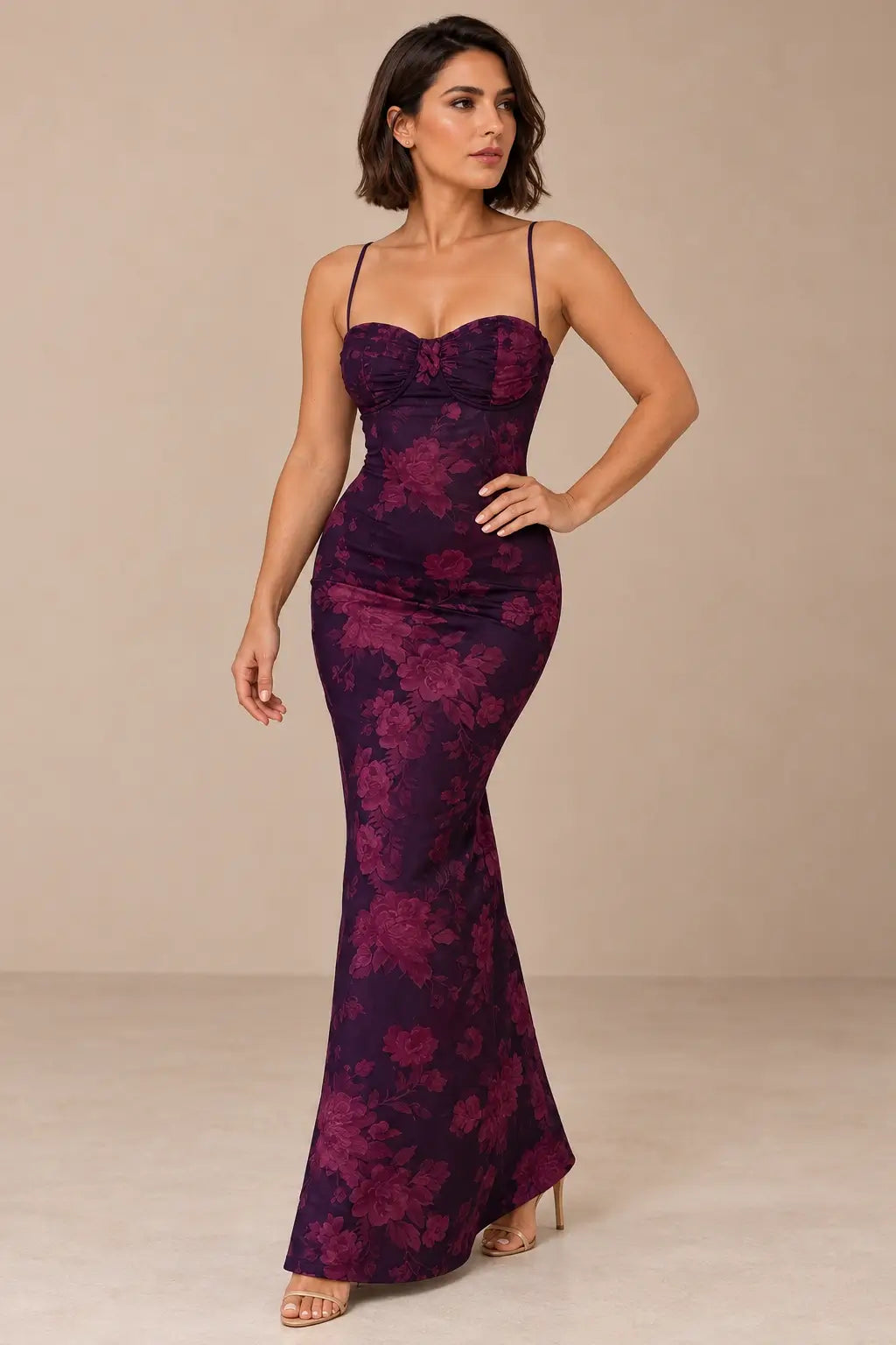 Vestido Cashia Orvieto floral oscuro, talla M, sobre modelo morena de pelo corto.