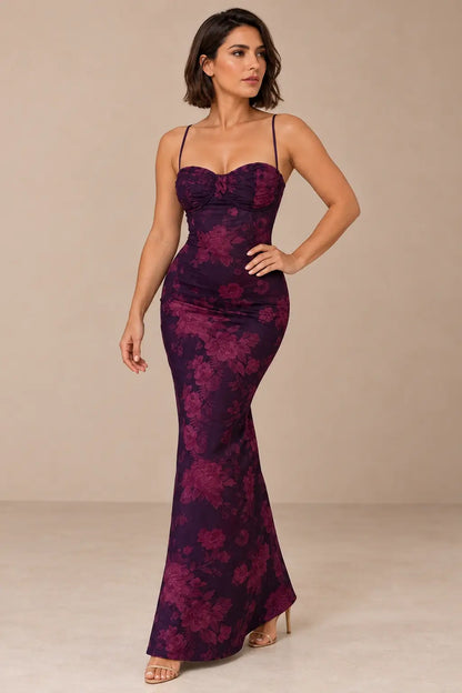 Vestido Cashia Orvieto floral oscuro, talla M, sobre modelo morena de pelo corto.