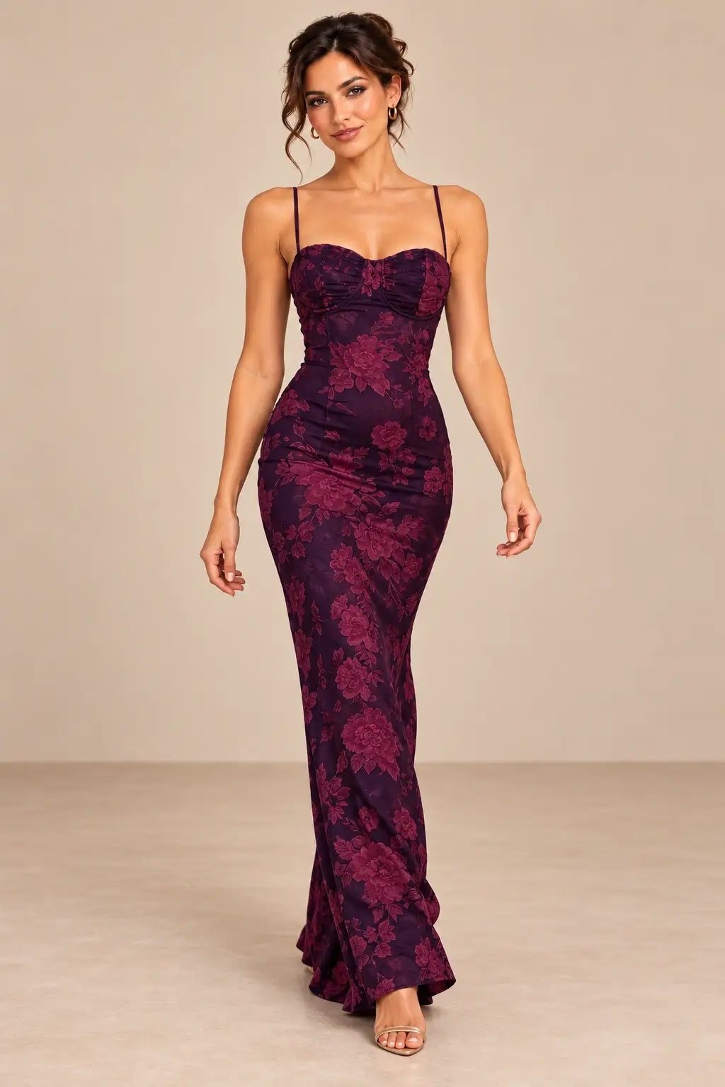 Vestido Cashia Orvieto floral oscuro, talla S, vista frontal sobre modelo morena.