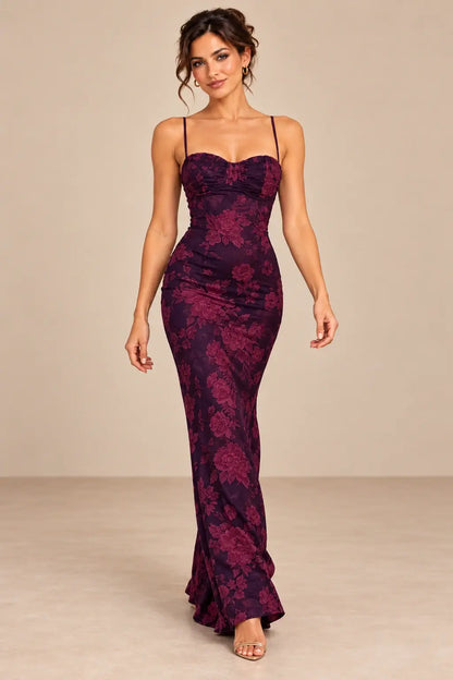 Vestido Cashia Orvieto floral oscuro, talla S, vista frontal sobre modelo morena.