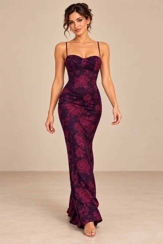 Vestido Cashia Orvieto floral oscuro, talla S, vista frontal sobre modelo morena.