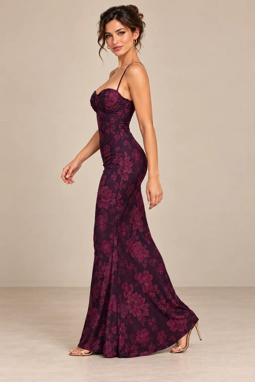 Vestido Cashia Orvieto floral oscuro, talla S, vista lateral sobre modelo morena.