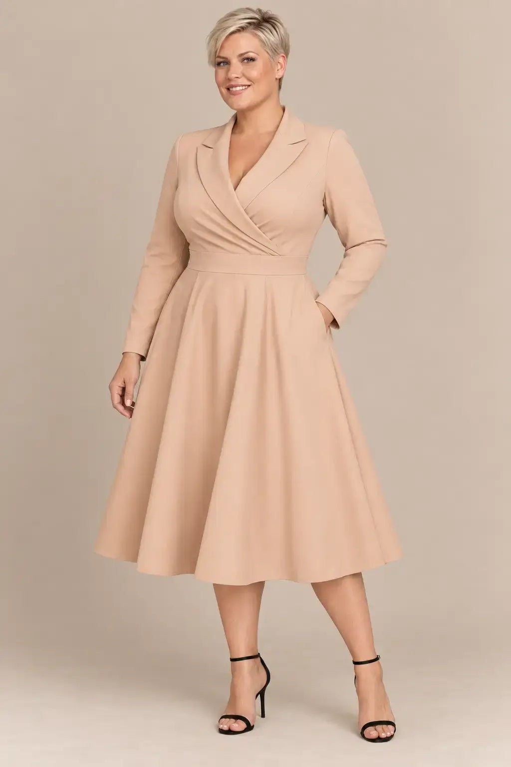 Vestido Cashia París albaricoque en modelo rubia de pelo corto talla 2XL, escote cruzado y cintura definida.