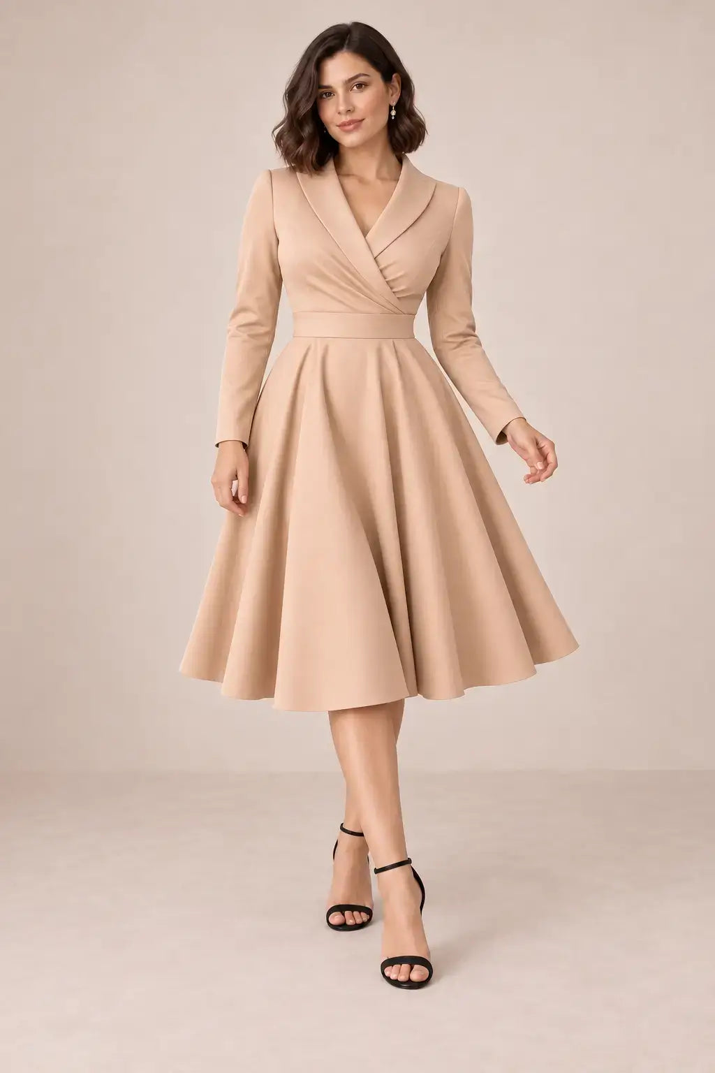Vestido Cashia París albaricoque en modelo talla M de pelo corto, escote cruzado y falda midi.