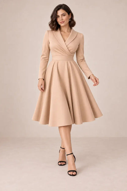 Vestido Cashia París albaricoque en modelo talla M de pelo corto, escote cruzado y falda midi.