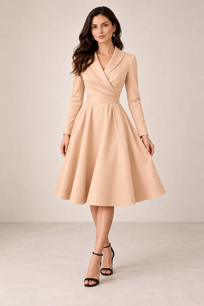 Vestido Cashia París color albaricoque en modelo morena talla S, con cintura marcada, escote cruzado y falda midi.