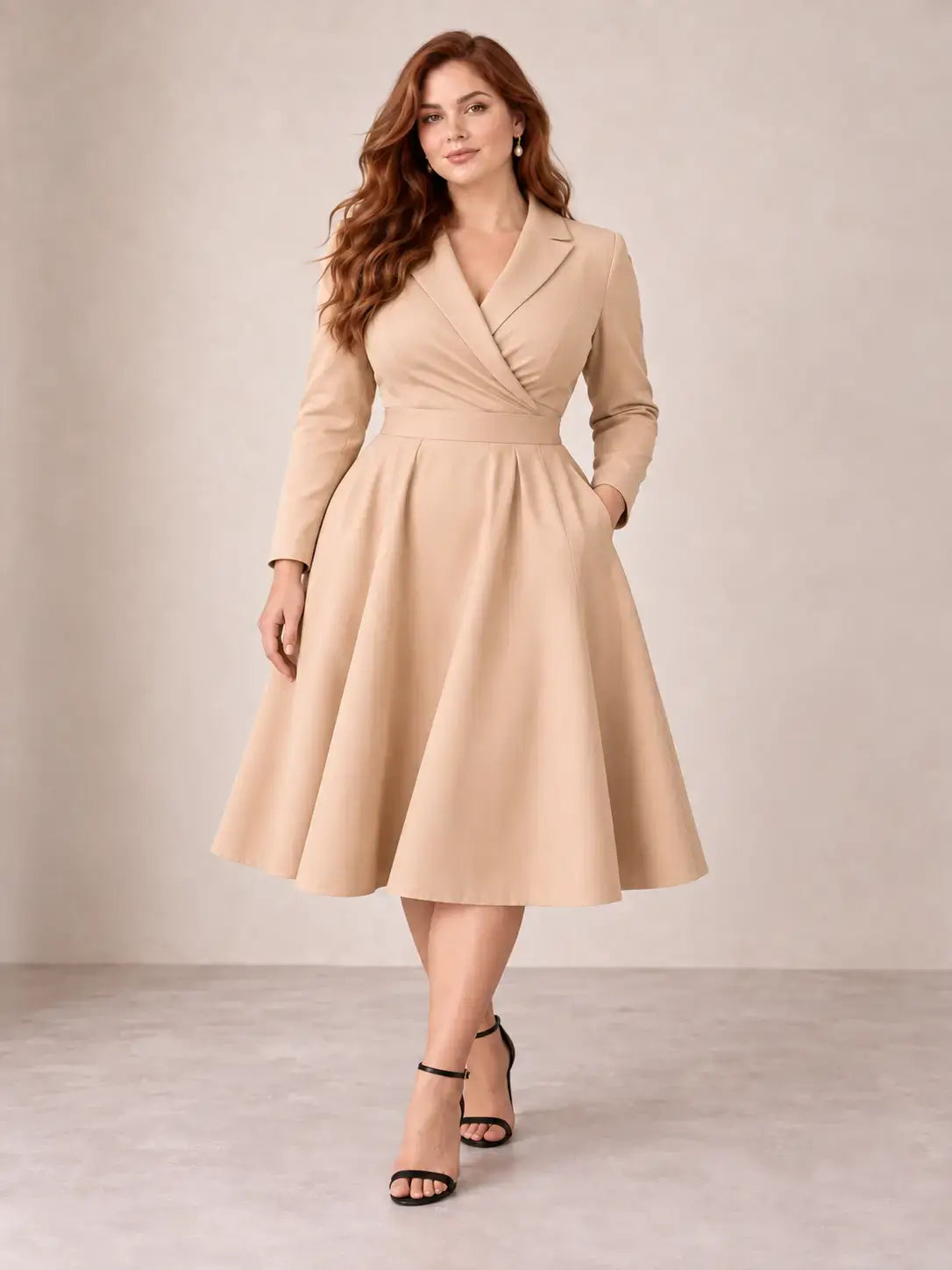 Vestido Cashia París albaricoque en modelo pelirroja talla XL, escote en V cruzado y falda midi.