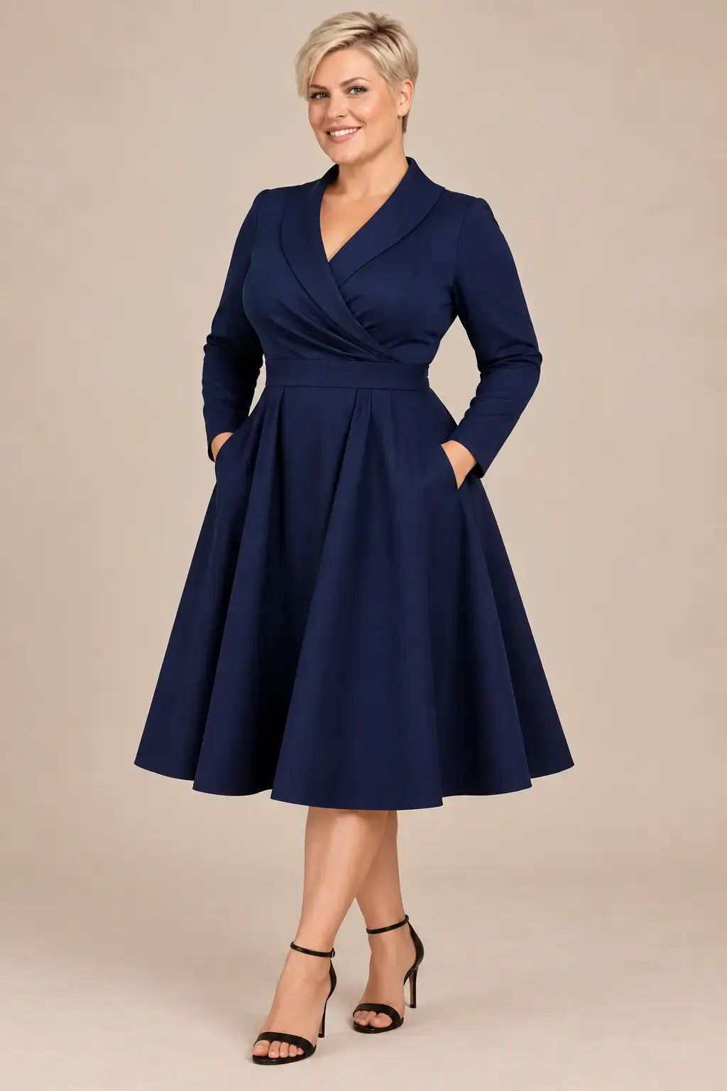 Modelo rubia de pelo corto talla 2XL con vestido Cashia París azul marino, manga larga y falda midi.
