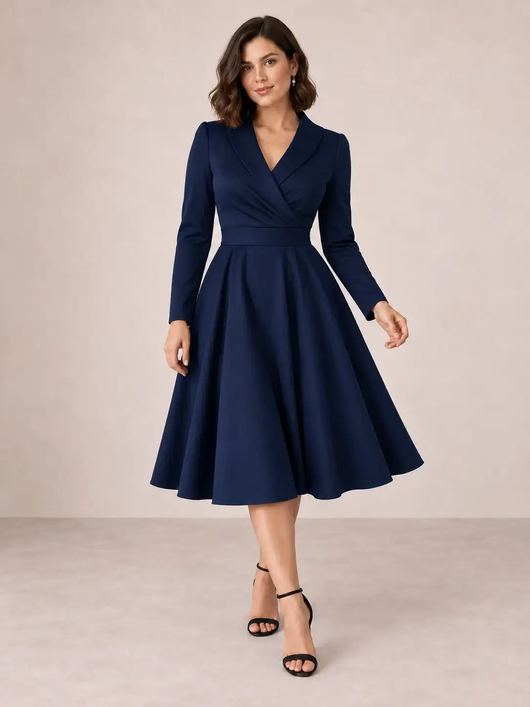 Vestido Cashia París azul marino en modelo talla M con melena bob castaña, escote cruzado y manga larga.