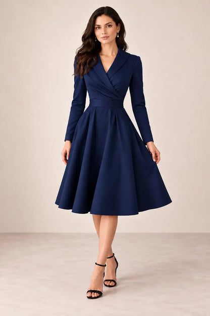 Vestido Cashia París azul marino en modelo morena talla S, con manga larga, escote cruzado en V y falda midi.