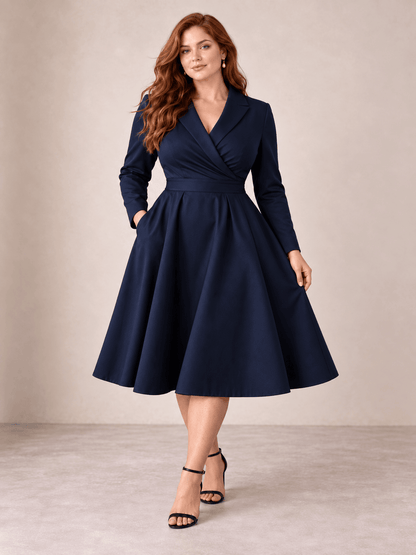 Modelo pelirroja talla XL luciendo vestido Cashia París azul marino de manga larga y falda midi.