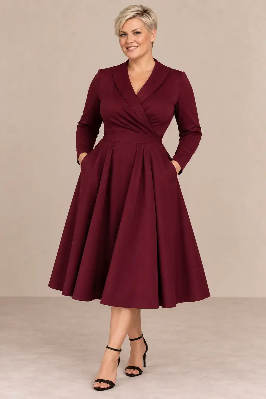 Modelo rubia de pelo corto talla 2XL luciendo vestido Cashia París burdeos con manga larga y falda midi.