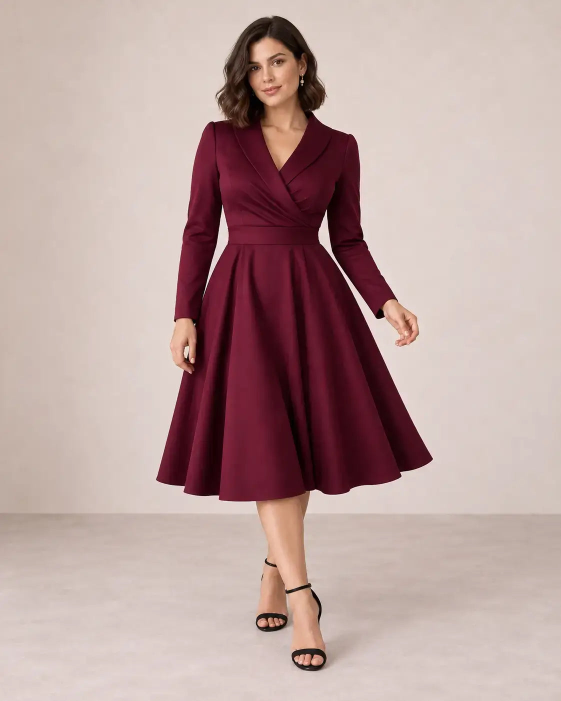 Modelo talla M con melena bob luciendo vestido Cashia París burdeos de manga larga y cintura marcada.