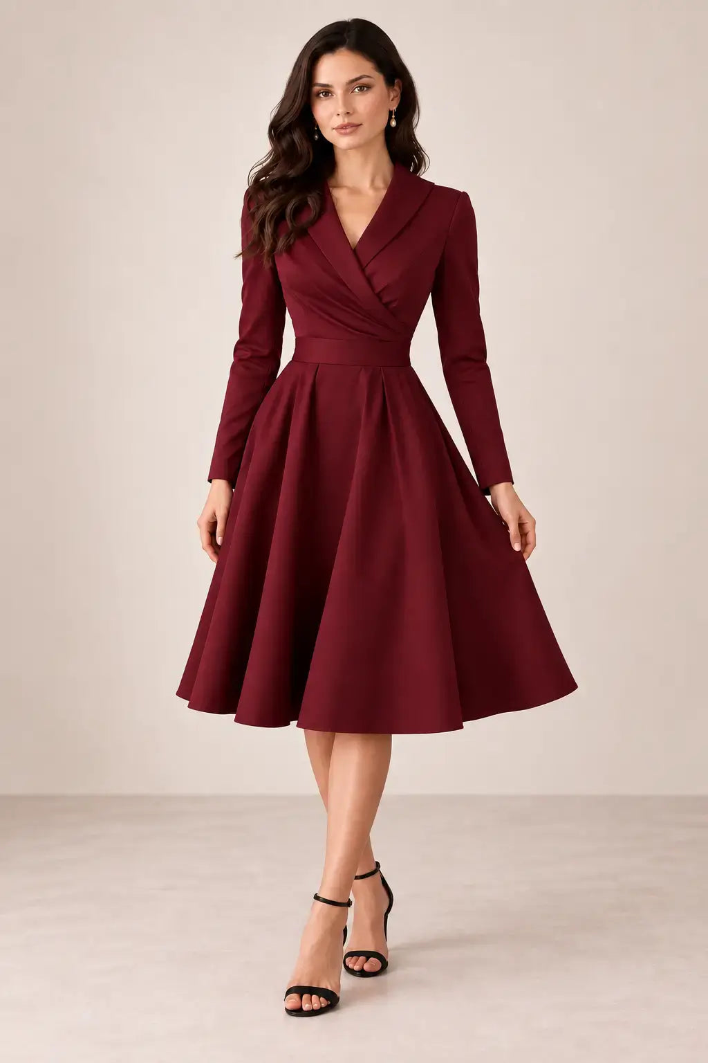 Vestido Cashia París burdeos en modelo morena talla S, escote cruzado en V, manga larga y falda midi con vuelo.