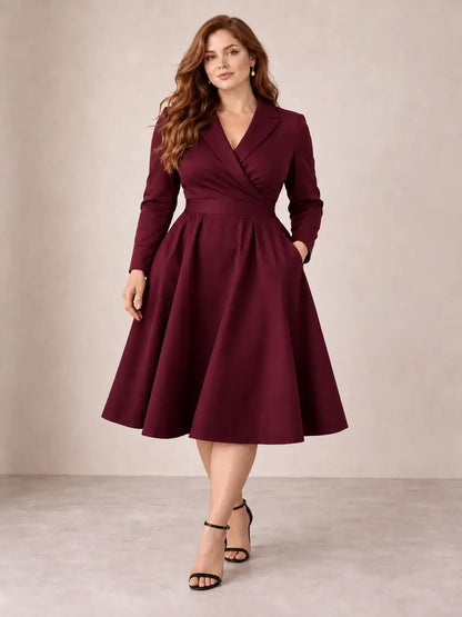 Modelo pelirroja talla XL con vestido Cashia París burdeos, manga larga y cintura marcada.