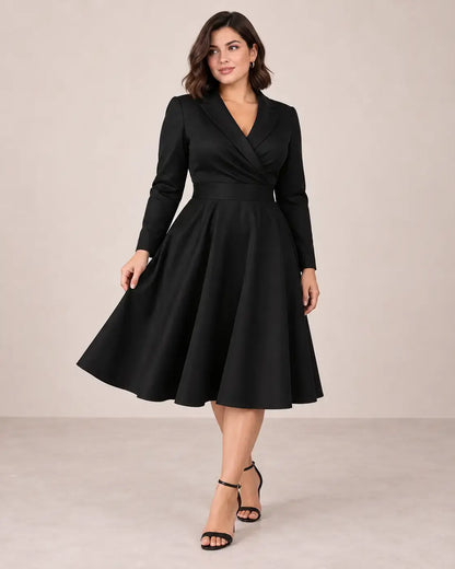 Vestido Cashia París negro en modelo talla M con melena bob, escote cruzado en V y falda midi.