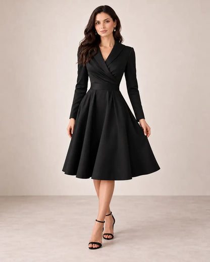 Vestido Cashia París negro en modelo morena talla S, vista frontal de cuerpo entero, escote cruzado y falda midi.